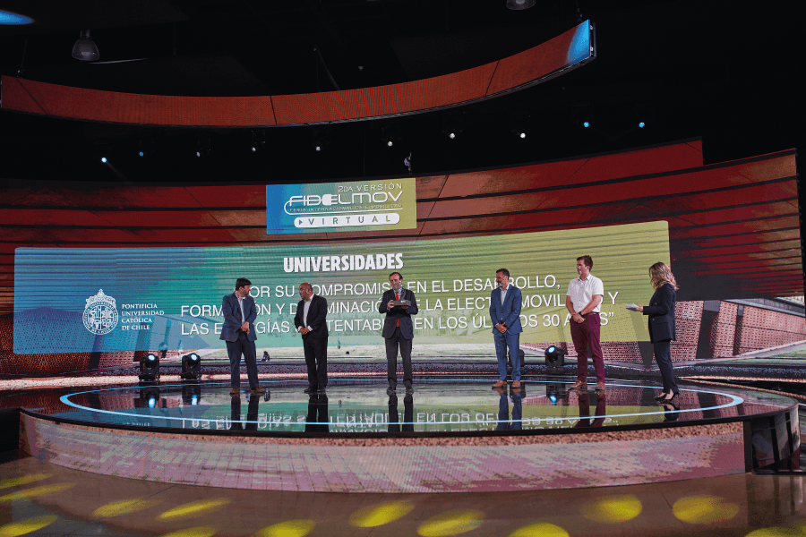 Personas sobre escenario de Fidelmov