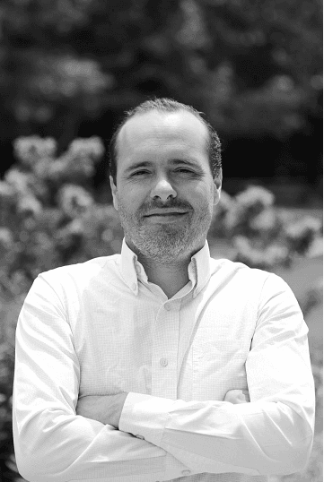 Álvaro Lorca de brazos cruzados frente a paisaje florido