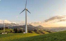 Molino de viento sobre campo verde