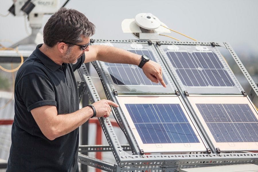 Persona señalando partes específicas de paneles solares