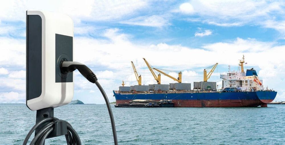 Barco de transporte en el mar antepuesto por cargador de autos eléctricos