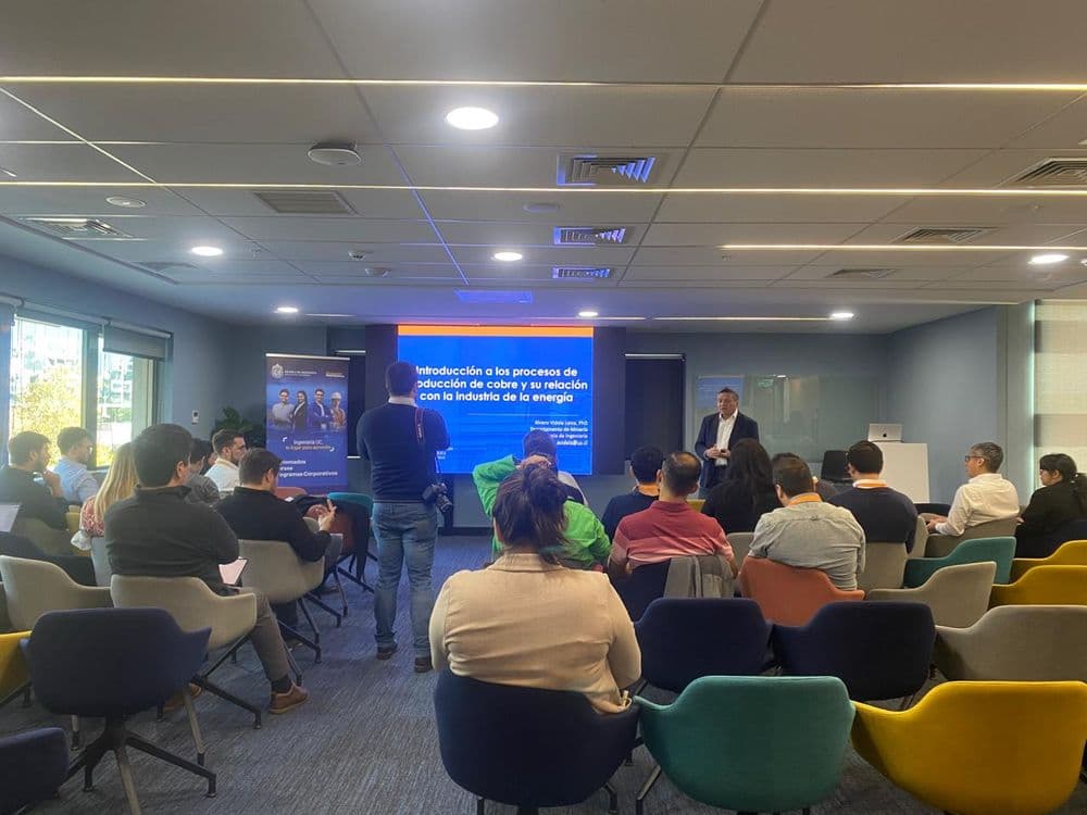 Director del Centro de Energía UC dicta curso en Colbún