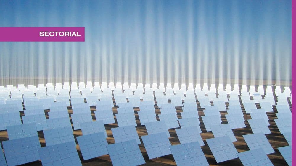 Paneles solares reflejando luz